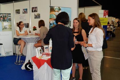 Kurz nach Messestart am zweiten Tag berieten bereits Frau Kirchner und 
  Frau Steuer Interessierte.