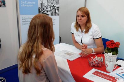 Frau Wendlinger am ersten Messetag im Beratungsgespr&auml;ch.