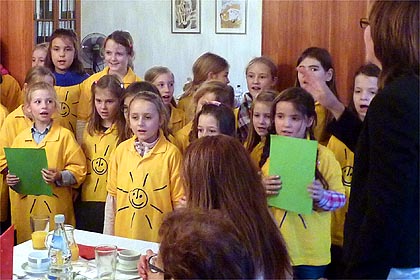 Ehrung der 10-j&auml;hrigen Jubilarinnen. Foto: Sandra 
            Hintermayr