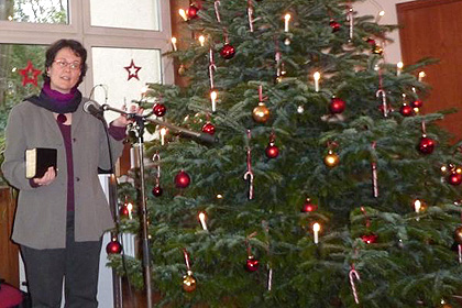 Frau Dr. Keim hatte den
Gästen der Feier eine Weihnachtsgeschichte
mitgebracht.