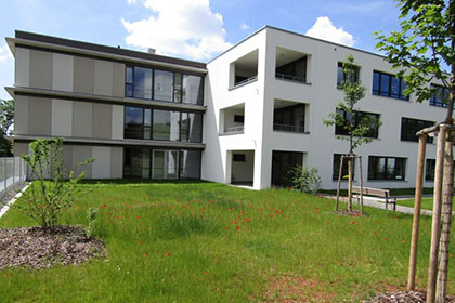 Trotz der N&auml;he zum 
                Zentrum liegt das Haus mitten im Gr&uuml;nen.