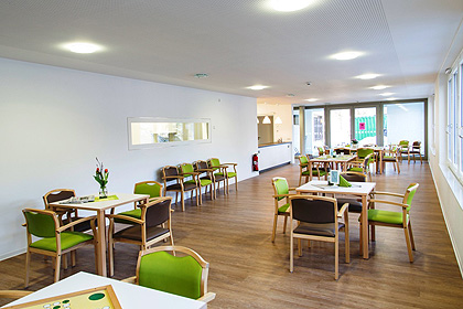 Jeder der drei Wohnbereiche 
                verf&uuml;gt &uuml;ber einen eigenen 
                Aufenthaltsraum.