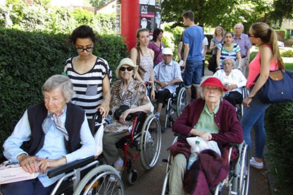 Gemeinsam mit den Schülern
besuchten die Bewohner den Marktplatz.