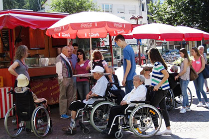 Am Marktplatz angekommen 
                gab es zun&auml;chst eine Pause im Schatten.