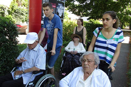 Im Rahmen der Aktion 
                Ein Tag f&uuml;r Sindelfingen waren 
                Sch&uuml;ler des Pfarrwiesengymnasiums 
                auch im HEG.