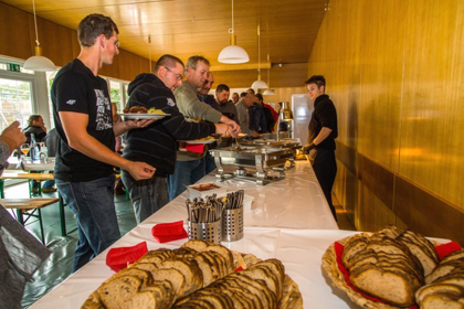 Am B&uuml;ffet konnten 
                sich die Bauleute st&auml;rken.