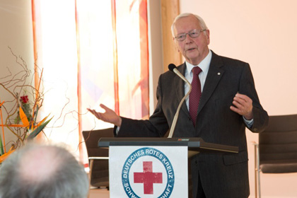 Dr. Menz, Pr&auml;sident 
                DRK Landesverband BW, dankte den Pflegekr&auml;ften 
                f&uuml;r Ihr Engagement.