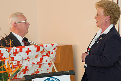 Stellvertretend f&uuml;r 
                die gro&szlig;e Rotkreuzfamlilie &uuml;berbrachte 
                Dr. Menz nicht nur Gl&uuml;ckw&uuml;nsche.