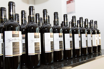 Ein besonderer Rotwein 
                zur Er&ouml;ffnung brachte Hr. Gemmecke 
                und sein Team ebenfalls mit.