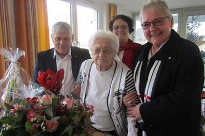 Zum runden Geburtstag 
                gratulierten PDL Frank Seifert, Heimleiterin 
                Karin Frie&szlig; und WSSRK Vorstandsmitglied 
                Elke Winkler.