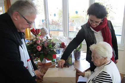 Nat&uuml;rlich gab es 
                auch Geschenke f&uuml;r die Jubilarin.