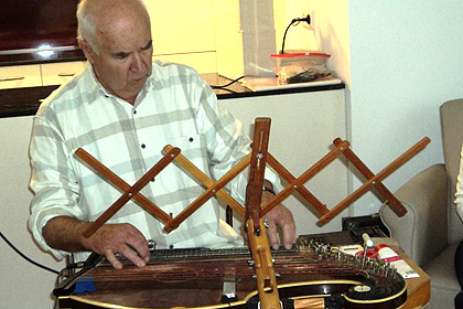 Claudius Fietzek unterhielt 
                die Bewohner mit seiner Zitter.