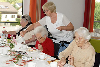 Bei allerhand leckeren 
                Kuchen fiel manchen Bewohnern die Wahl 
                nicht leicht.