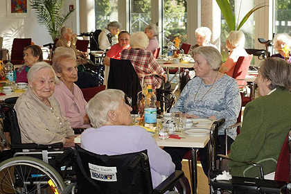 Die Modenschau fand gro&szlig;es 
            Interesse bei den Bewohnern.