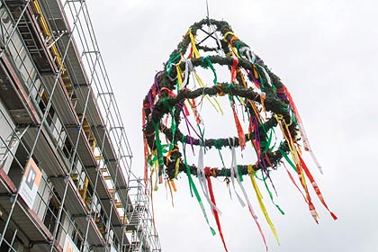 Der Richtfestkranz ist angebracht.