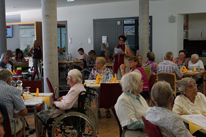 Gemeinsam mit den Sch&uuml;lern 
            besuchten die Bewohner den Marktplatz.
