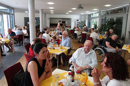 Aufgrund der sommerlichen Temperaturen fand die Feier gr��tenteils drinnen statt.ttreiben.