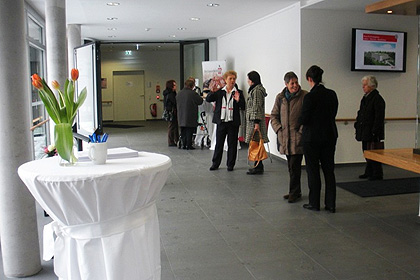 Bereits kurz vor 11 Uhr 
                kamen die ersten Besucher in das neuentstandene 
                Haus Eichholzg&auml;rten.