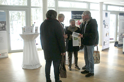 An verschiedenen St&auml;nden 
                informierte die WSSRK als Einrichtungstr&auml;ger 
                &uuml;ber das vielf&auml;ltige Angebot, 
                hier z.B. Frau Moor (Mitte), Bereichsleitung 
                Ausbildung. 