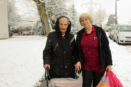 Nach und nach machten sich die Bewohner mit Unterst&uuml;tzung zahlreicher Helfer auf den kurzen Weg in Ihr neues Zuhause.