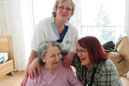 Frau Br&uuml;ggemann und Frau Zuflic bestaunen das neue Zimmer von Frau Davidowski.