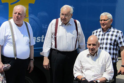 Gemeinsam mit Frau Frie&szlig; 
            und Herr Seifert besuchten drei Heimbeir&auml;te 
            die W&auml;scherei B&uuml;chele.